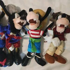 Lot Of 3 Vintage World Showcase Goofy Plush. Canada, Russia, Italy
